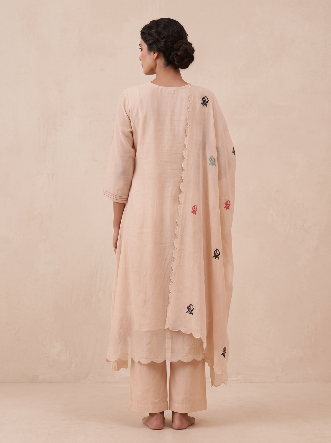 Saantha Signature|Cream Chanderi Silk Embroidery Kurta Set