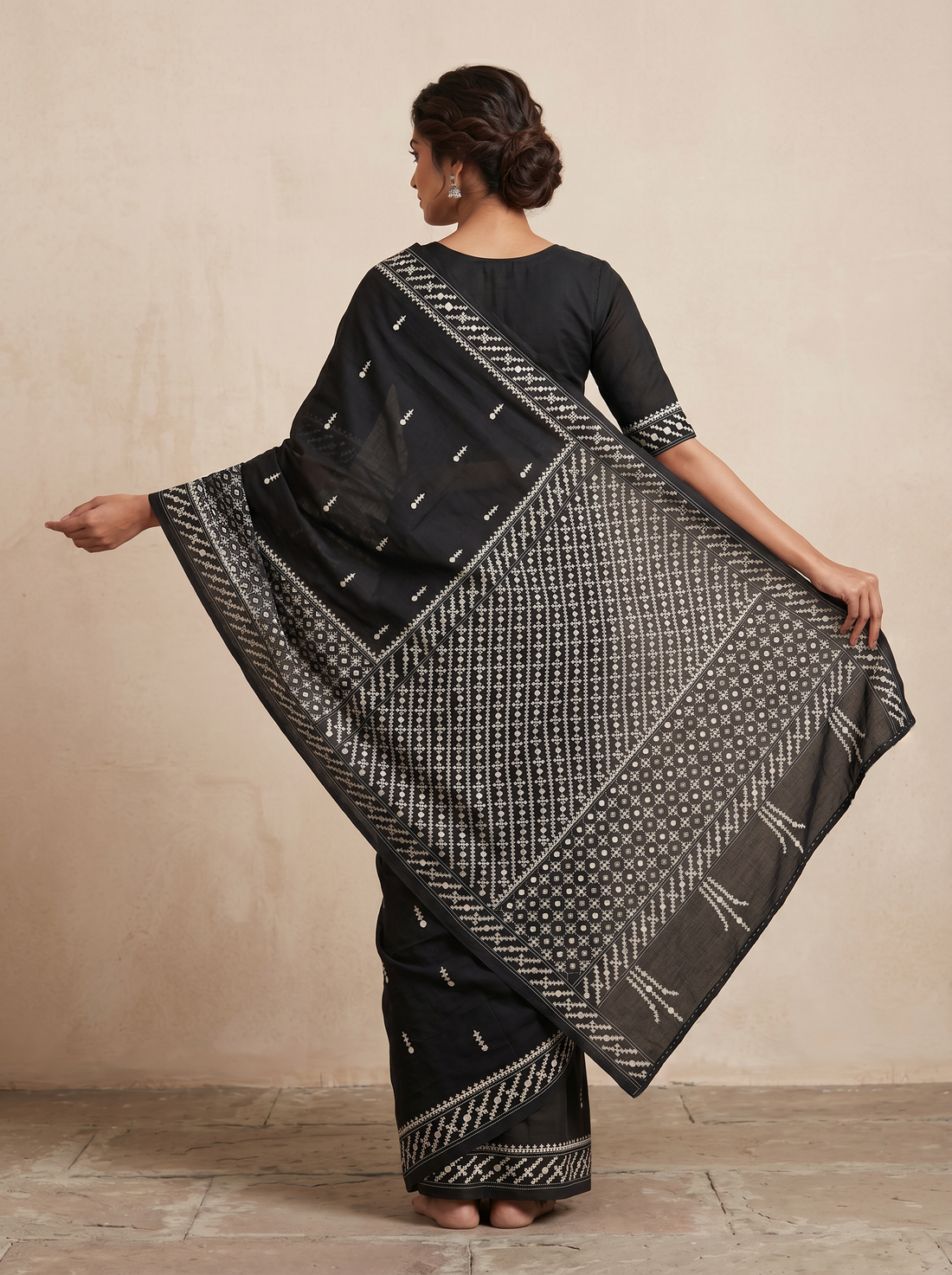 Saantha Signature|Black Tussar Silk Hand Embroidery Saree