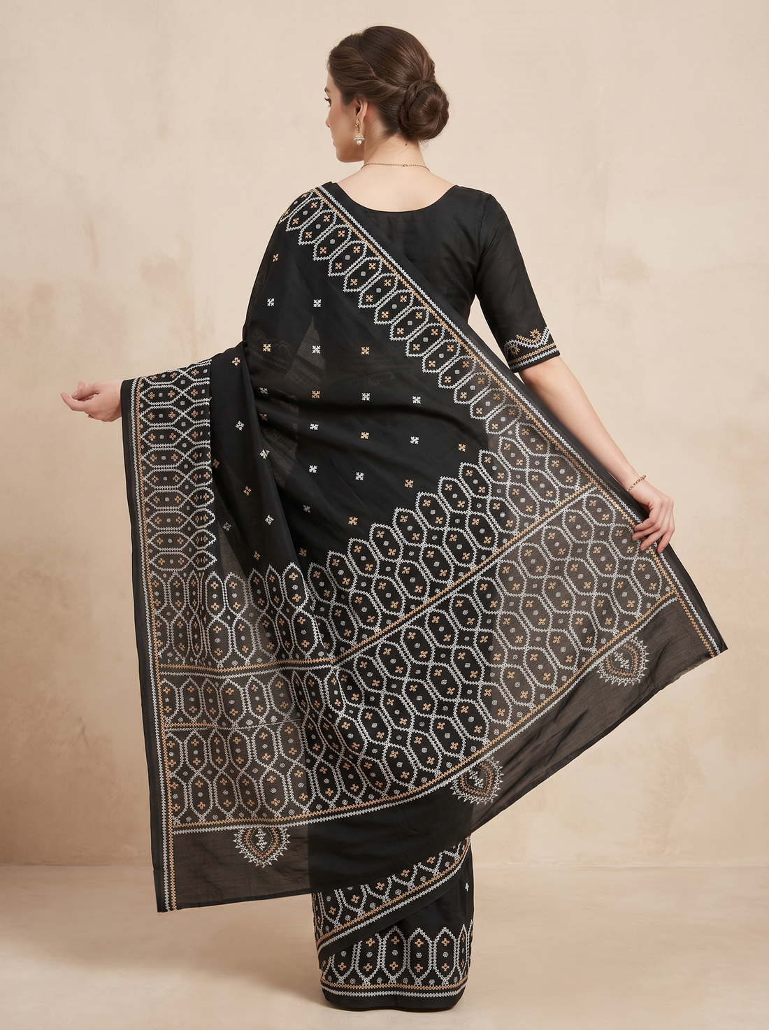 Saantha Signature|Black Tussar Silk Hand Embroidery Saree
