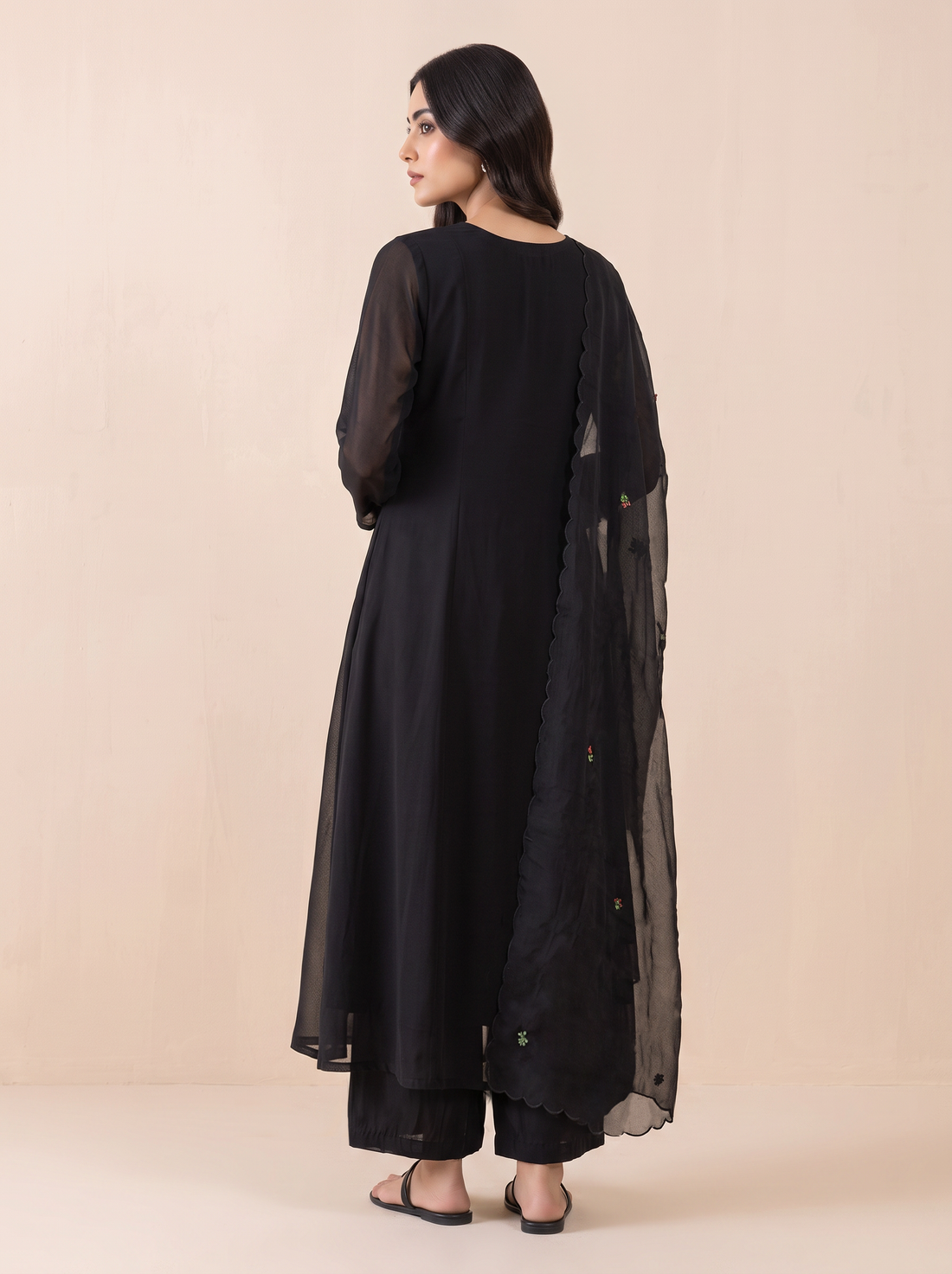Saantha Signature|Black Mul Chanderi Kurta Set with Hand Embroidered Floral Dupatta
