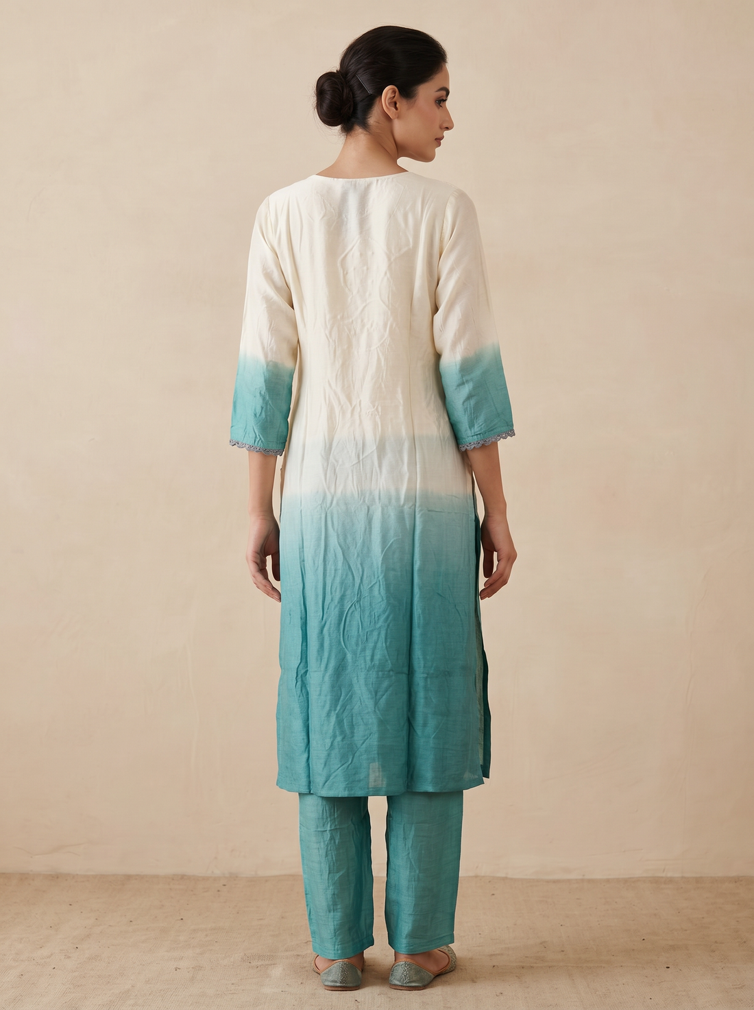 Saantha Signature|White Green Silk Embroidery Kurta Set
