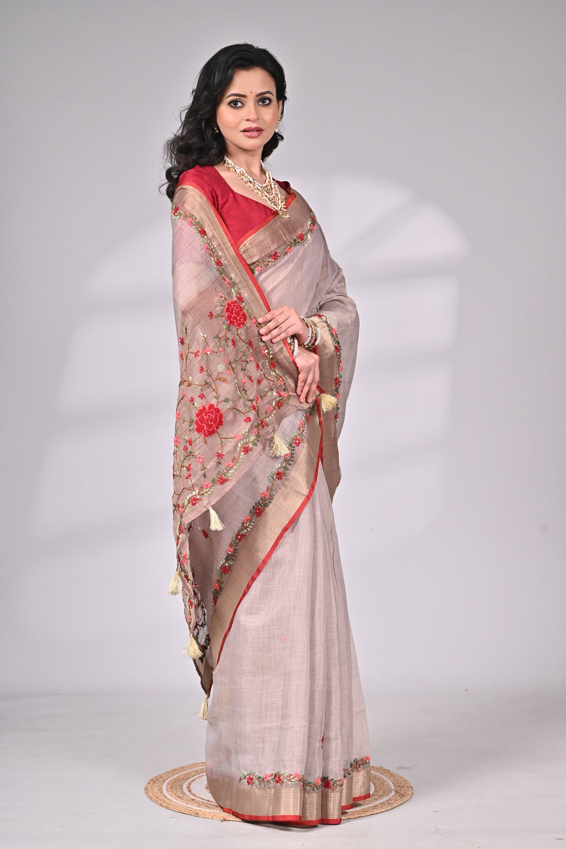 Elegant Linen Tissue Saree with Floral Detailing