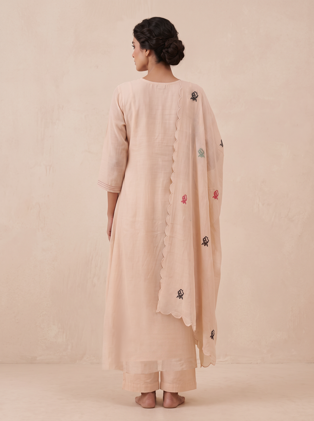 Saantha Signature|Cream Chanderi Silk Embroidery Kurta Set