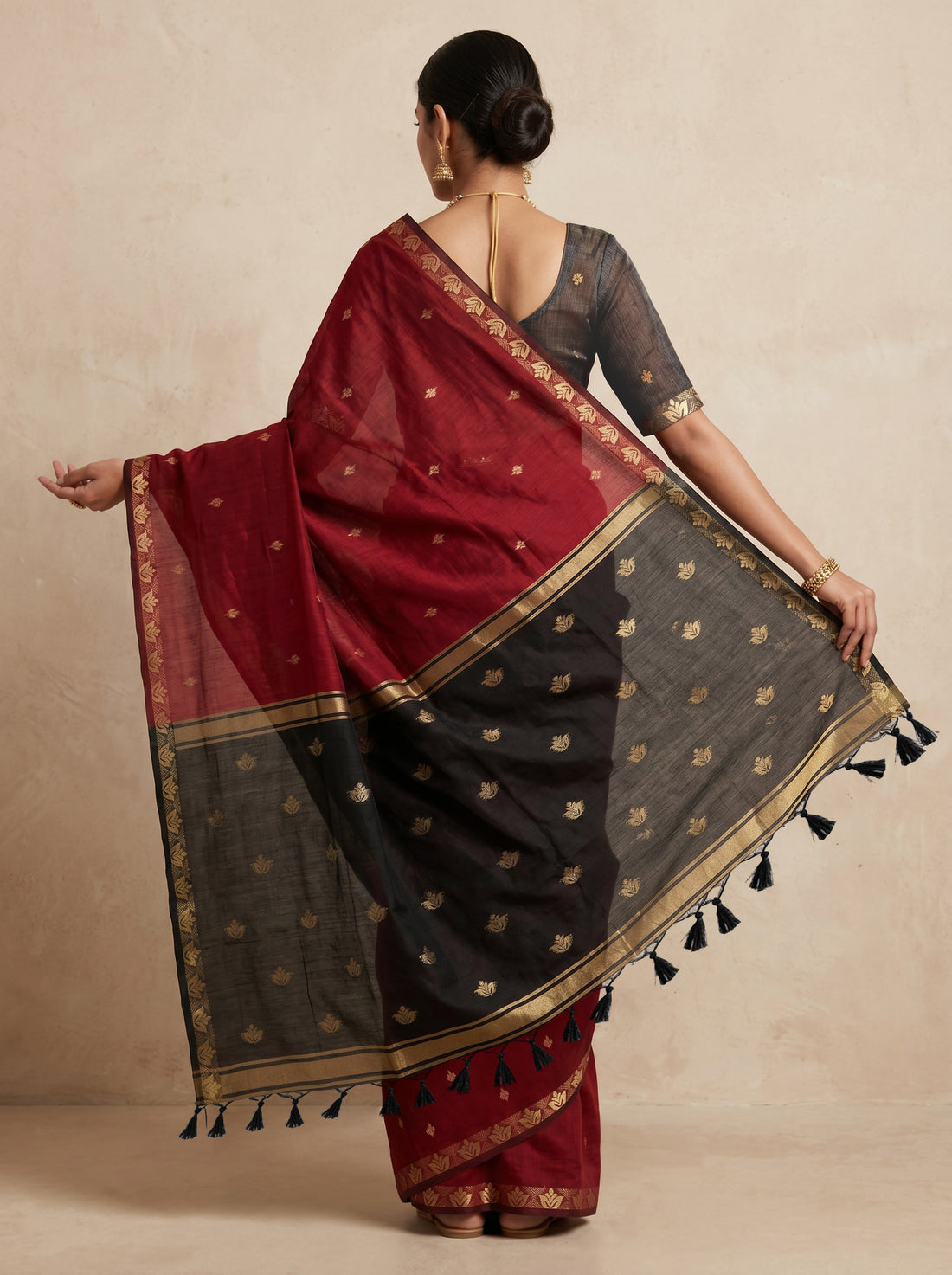 Saantha Signature|Red Linen Silk Weave Saree